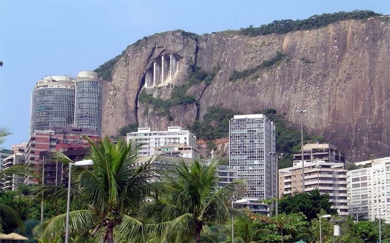 Gigantesca contenção foi construída nos anos 60 no Morro do Cantagalo