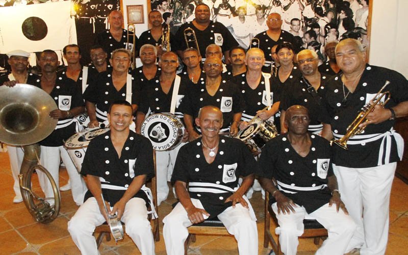 Baile de Ano Novo com o Cordão da Bola Preta reúne música e homenagens