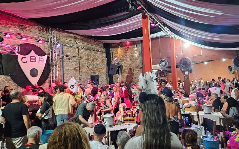 Baile Cheguei Chegando no Bola Preta com concurso de fantasia