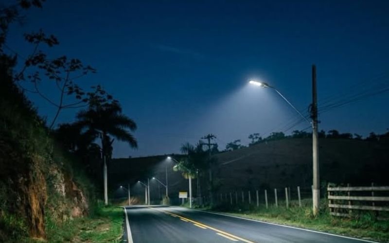 Entrada de Cordeiro ganha iluminação inédita em trecho de 2 quilômetros