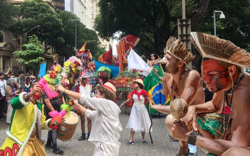 Cortejo Parada 7 - Levante Floresta, da Cinelândia à Praça Tiradentes, com 150 índios Tupinambás