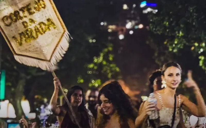 Cortejo da Virada transforma Copacabana em Carnaval no Ano Novo