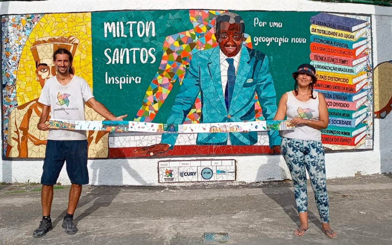 Ateliê Cosmonauta Mosaicos finaliza painel em homenagem ao intelectual Milton Santos