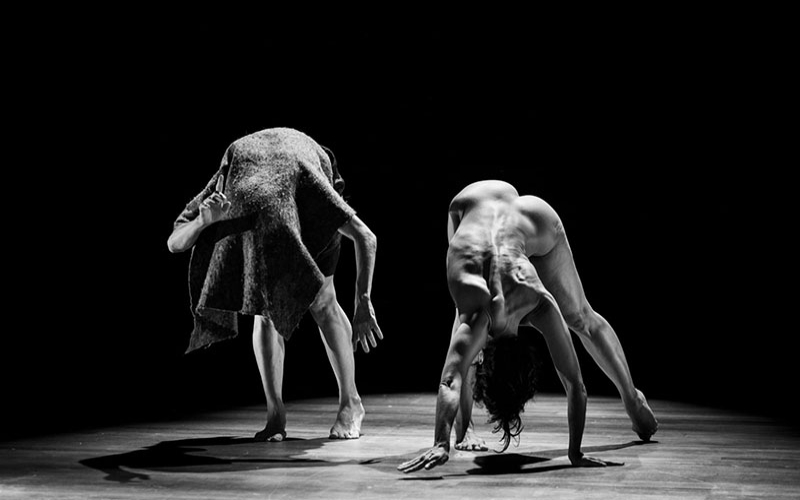 Espetáculo Cravo une as bailarinas Laura Samy e Maria Alice Pope no palco do Espaço Cultural Sergio Porto