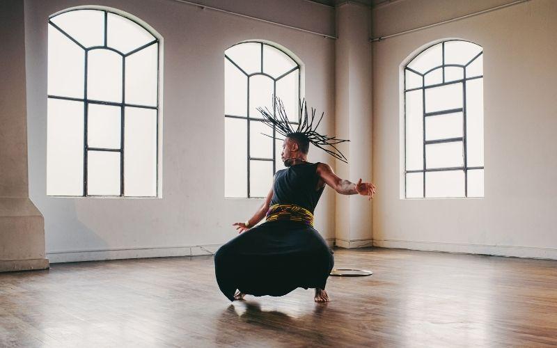 DeNegrir: Espetáculo multilinguístico que transforma palavras em denúncia, poesia e cura