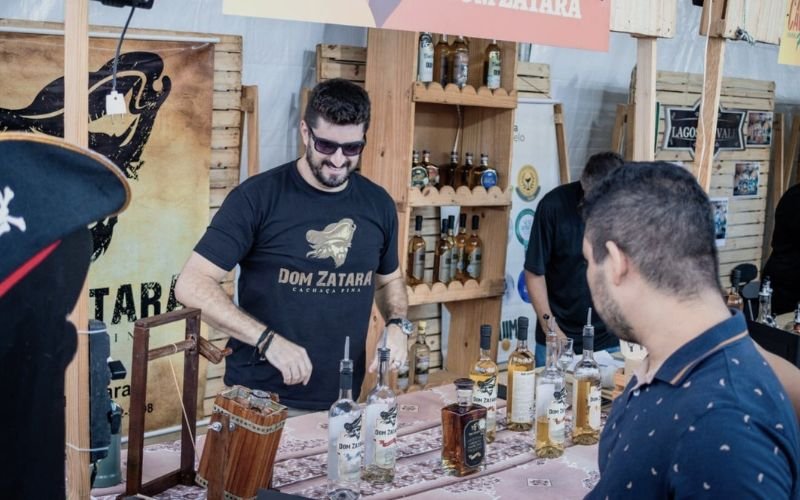 Festival DestiLado reúne cachaças artesanais, oficinas e shows em Itaipava