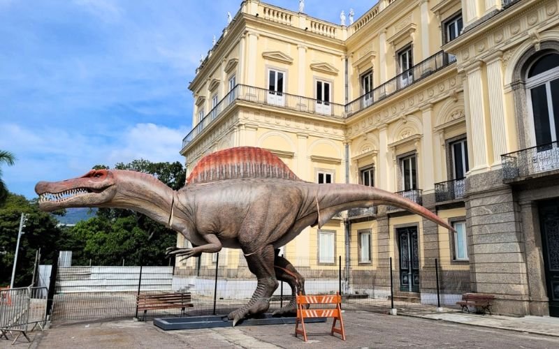 Museu Nacional recebe réplica animatrônica de dinossauro brasileiro com 15 metros de comprimento