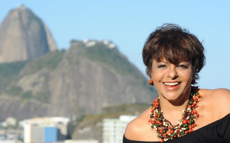 Eliane Salek celebra 50 anos de carreira em show dedicado à obra de Donato e Jobim