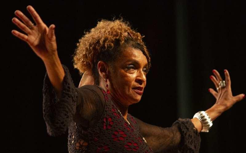 Elisa Lucinda leva "Parem de Falar Mal da Rotina" para a Lapa no Festival de Teatro Amir Haddad