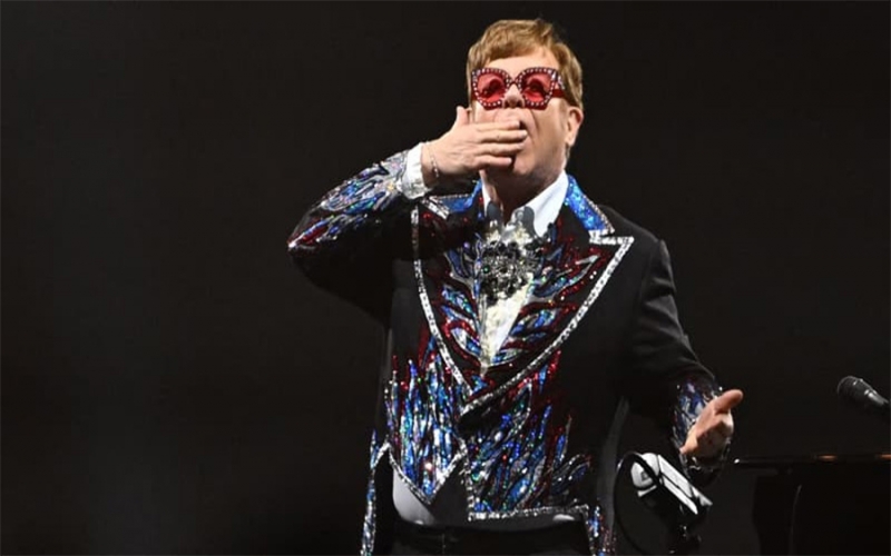 Elton John anuncia sua saída do Twitter e critica as mudanças recentes na plataforma