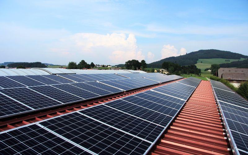 Campos sedia projeto pioneiro de energia solar com armazenamento por baterias