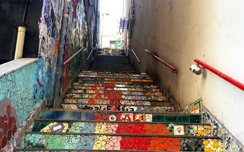 Copacabana tem escadaria azulejada parecida com a escadaria Selarón na Lapa