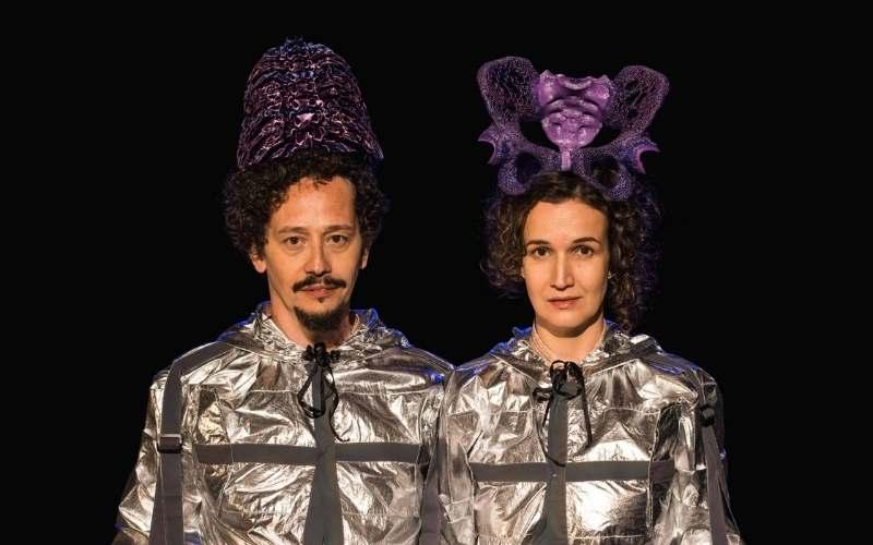 Cia de La Mancha estreia Corpo.Com, teatro de animação adulto, no Sesc Tijuca
