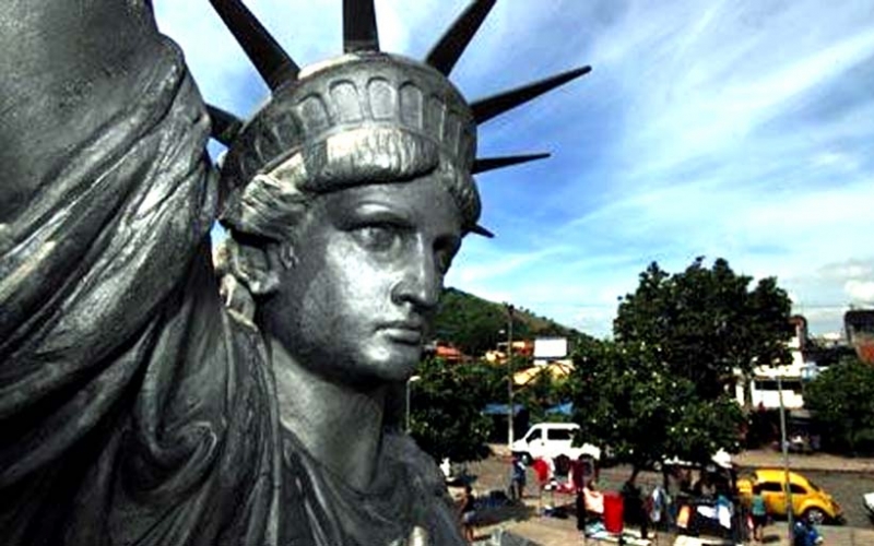 Vila Kennedy tem réplica da Estátua da Liberdade feita pelo criador do monumento americano