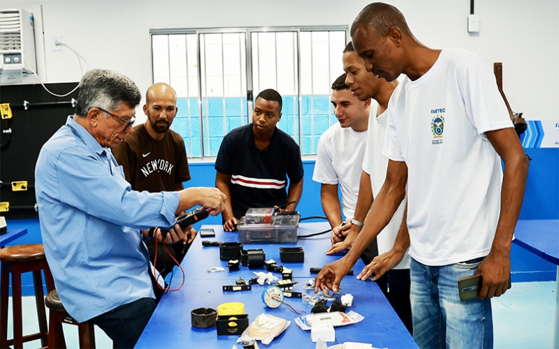 FAETEC inaugura escola em Nilópolis com 200 vagas de cursos de capacitação profissional