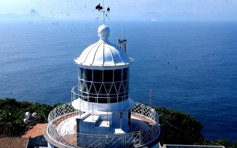 Farol da Ilha Rasa, construído em 1829, a 10 km da entrada da Baía de Guanabara