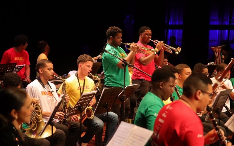 Favela Orquestra homenageia Raul Seixas em concerto no Teatro Nelson Rodrigues