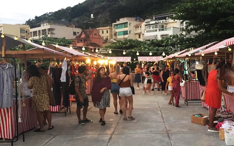 Feira de segunda mão Faz Girar, especial carnaval, com troca de fantasias e glitter biodegradável