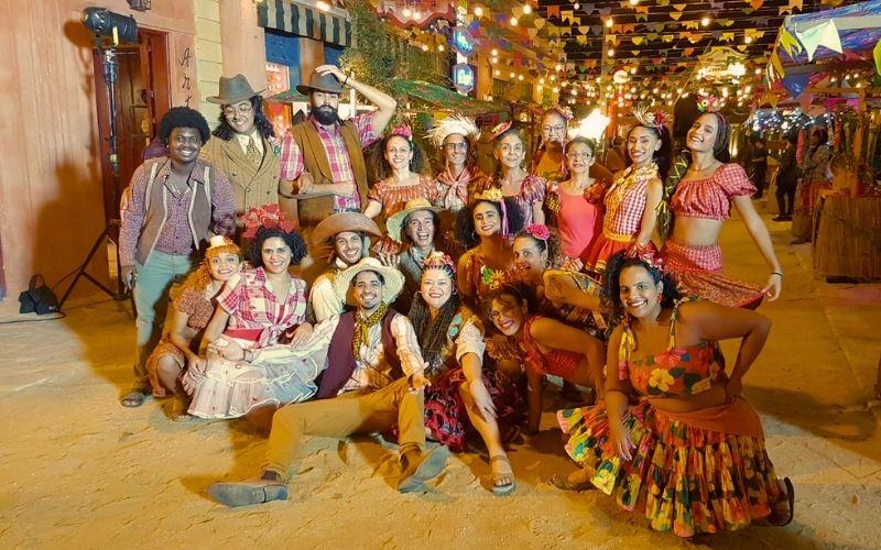 O grupo Tá Na Rua comemora 45 anos com quadrilha junina em frente aos Arcos da Lapa