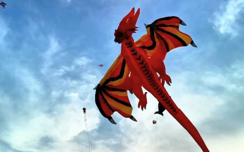 Pipas gigantes e artísticas colorem o céu da Praia do Flamengo