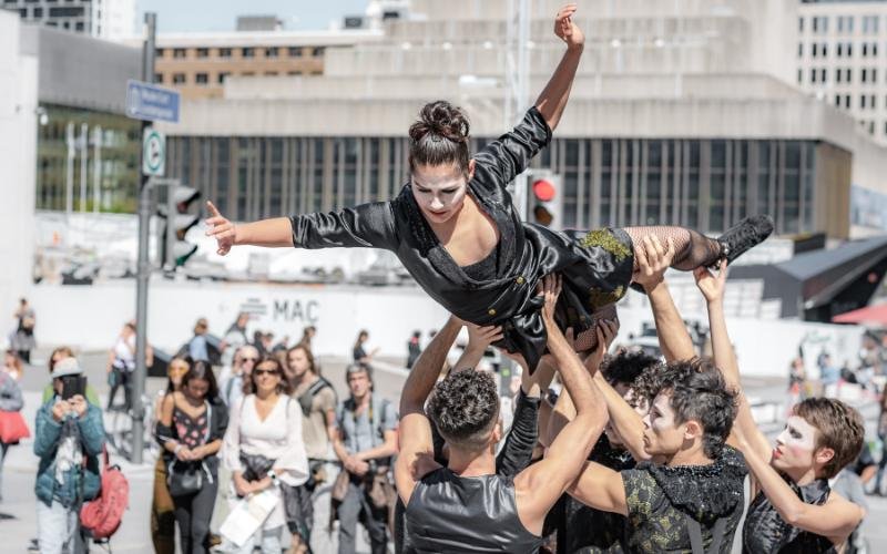 Focus Cia de Dança apresenta intervenção urbana gratuita na Praça Paris e no Retiro dos Artistas