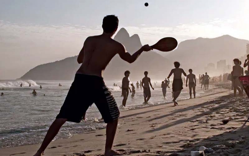 Frescobol, esporte tipicamente carioca criado na década de 50 sem disputa de pontos