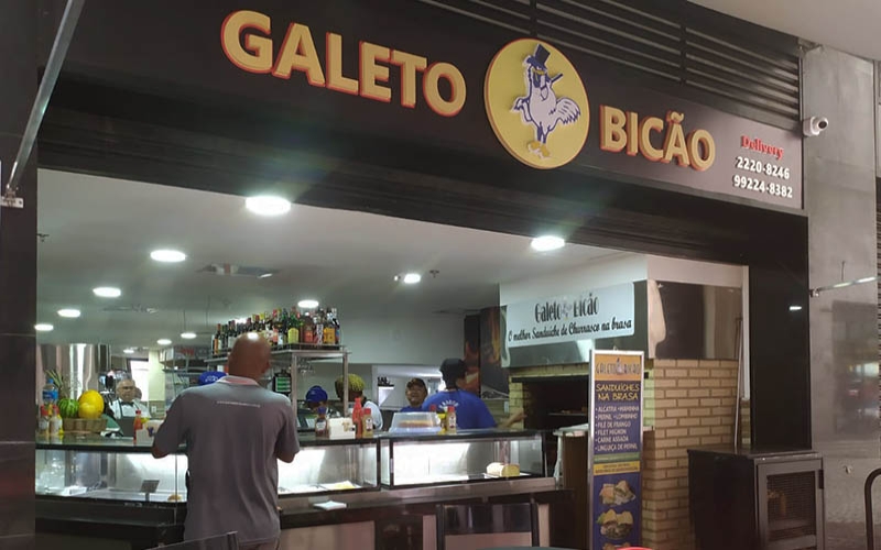 Modernizado, Galeto Bicão é um dos raros restaurantes que ainda prepara carnes na brasa no Centro do Rio