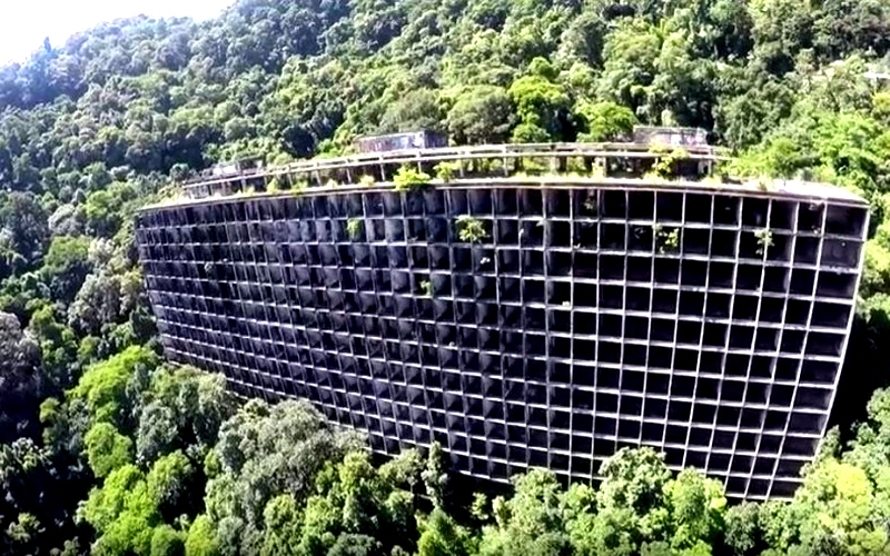 Gávea Tourist Hotel, obra de 1953, nunca concluída no meio da floresta em São Conrado