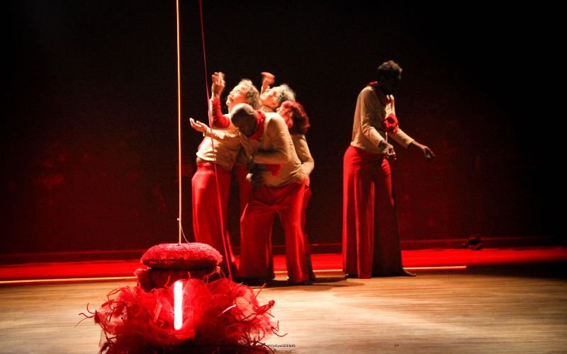 GUARDA!³ mistura teatro, dança e videoperformance em espetáculo sobre memórias e identidade
