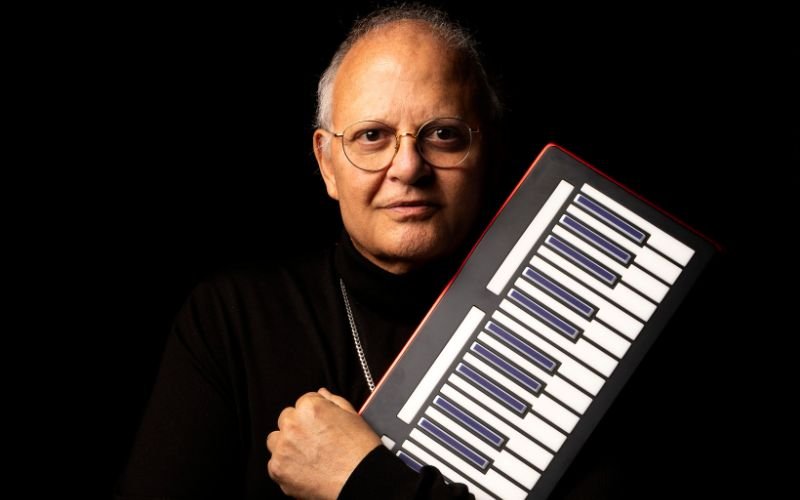 Guilherme Arantes celebra 50 anos de carreira com a turnê “50 Anos-Luz”