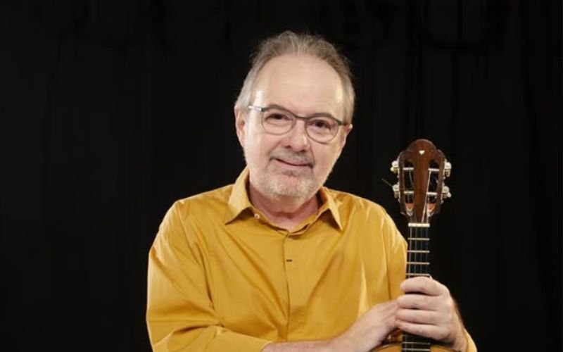 Henrique Cazes celebra 50 anos de cavaquinho na Sala Cecília Meireles