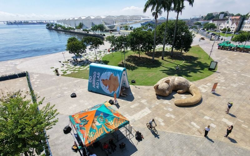 Esculturas gigantes ocupam a Praça Mauá com atividades gratuitas sobre adoção de pets