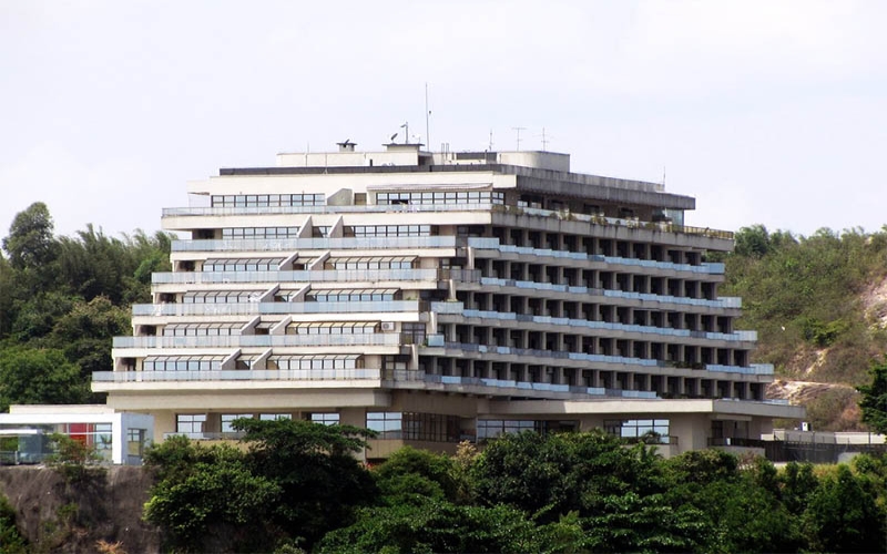 Em formato de pirâmide, antigo Hotel Praia Grande ficou anos abandonado, hoje é um ótimo complexo hoteleiro em Niterói