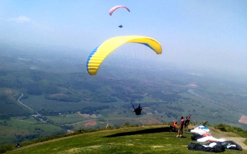 Trilha do Pico da Coragem: paraíso da asa delta em Japeri