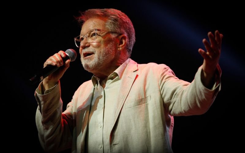 João Caetano lança álbum “Mil Voltas” no Teatro Fashion Mall