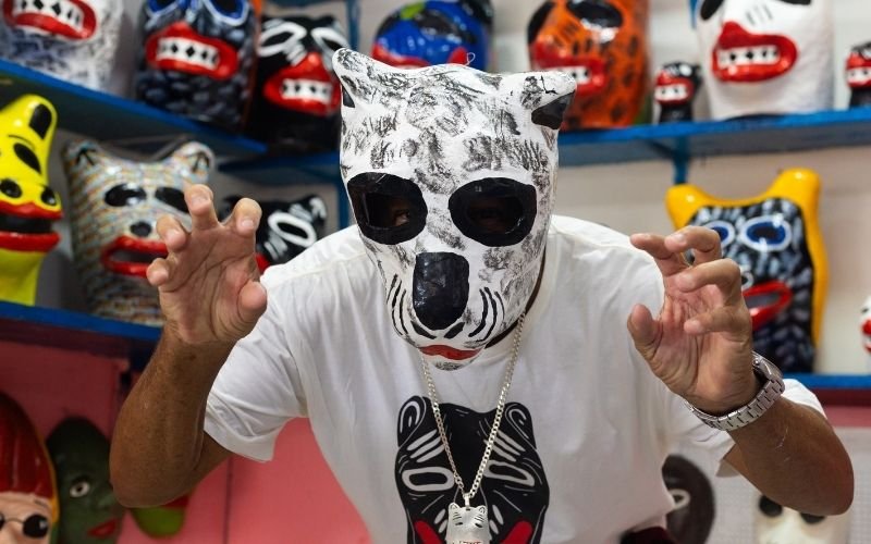 Entre máscaras e gigantes: os Juliões do carnaval de Olinda ganham mostra no CNFCP