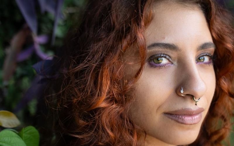 Julia Vargas lança “D’água” no Teatro Ipanema