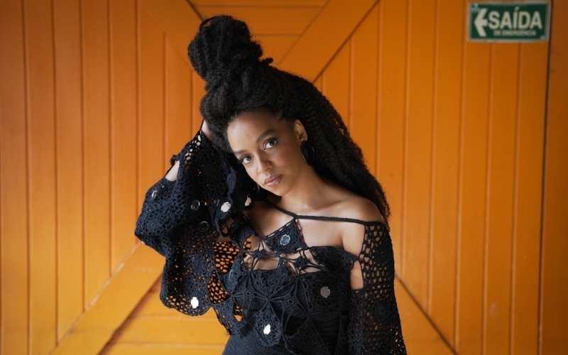 Indicada ao Grammy Latino 2025, Juliane Gamboa faz show gratuito no Museu do Jardim Botânico