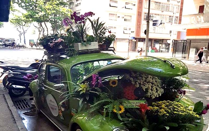 Lia Linda Flor, o fusquinha de flores que está fazendo maior sucesso em Copacabana