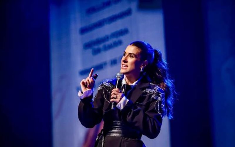 Esse Show Poderia Ter Sido um E-mail: comédia de Luana Zucoloto satiriza o universo corporativo