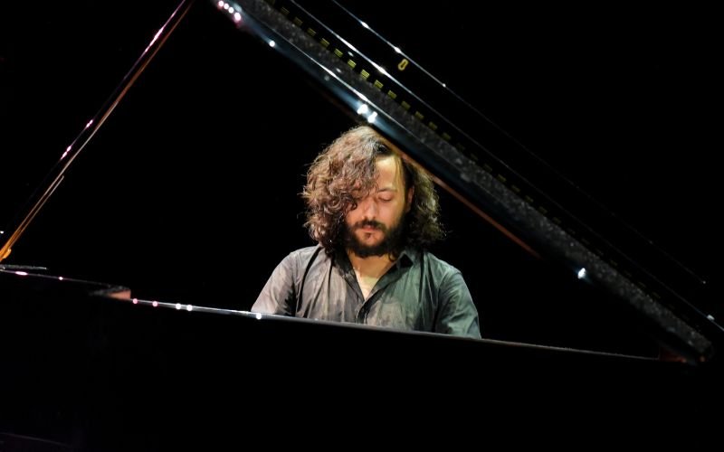 Lucas Thomazinho apresenta recital da série Piano na Sala na Cecília Meireles