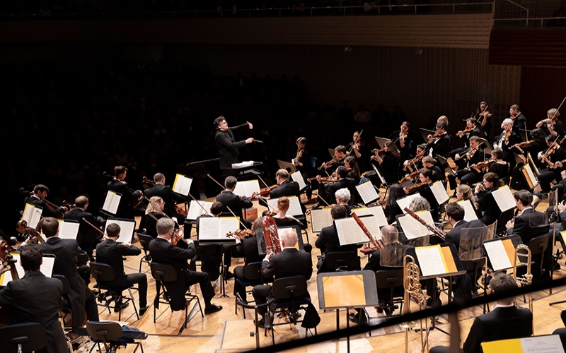 Lucerne Symphony Orchestra e o violoncelista Steven Isserlis no Theatro Municipal