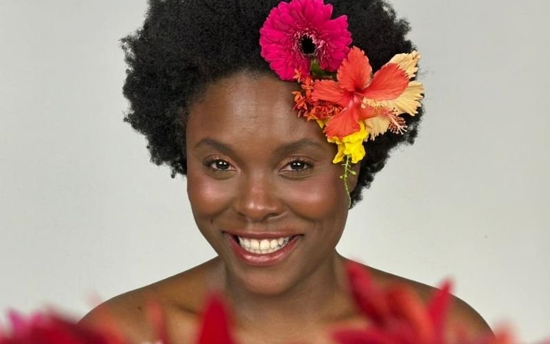 "A Efêmera Beleza das Flores" último dia do monólogo com Luellem de Castro