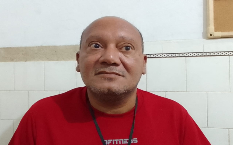 Cabelereiro das celebridades no Rio de Janeiro fica cego e pede ajuda para recomeçar a vida