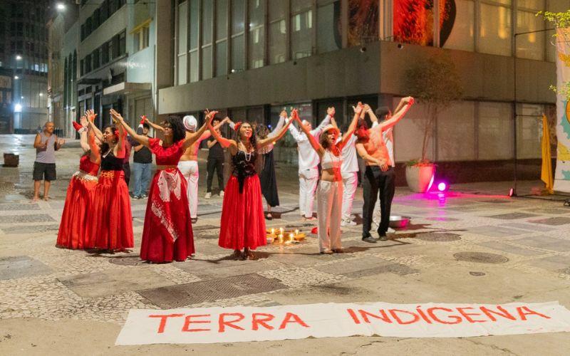 Macumba Poética: espetáculo gratuito de teatro de rua chega à Cinelândia