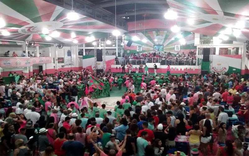 Final da disputa do samba da Mangueira na quadra da verde-rosa