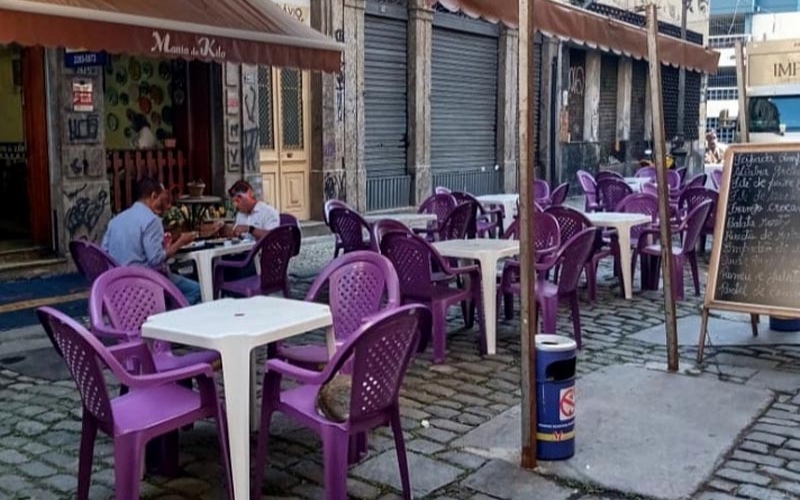 Mania do Kilo também aos sábados com mesas na calçada, peixinho frito e pratos à la carte