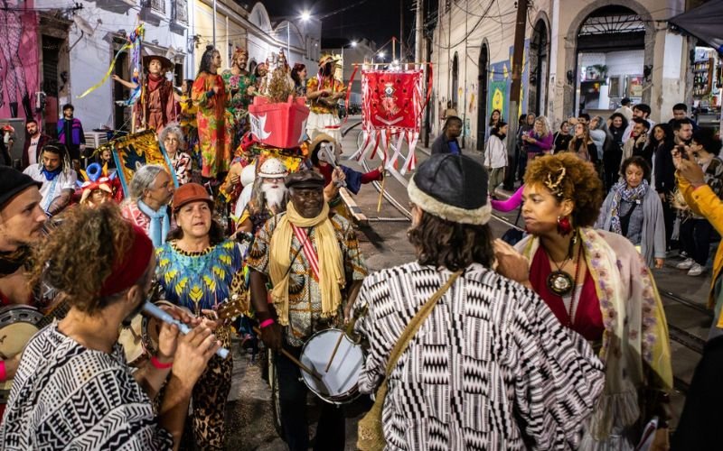 Praça da Harmonia recebe a ManiFesta Julina da Grande Companhia Brasileira de Mystérios e Novidades