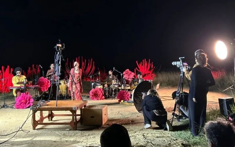 Mari Jasca transforma paisagem da Ferradura em cenário de novo projeto