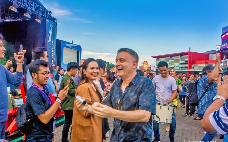 Marvio Ciribelli convida Tom Bergeron no palco do icônico Bottle’s Bar